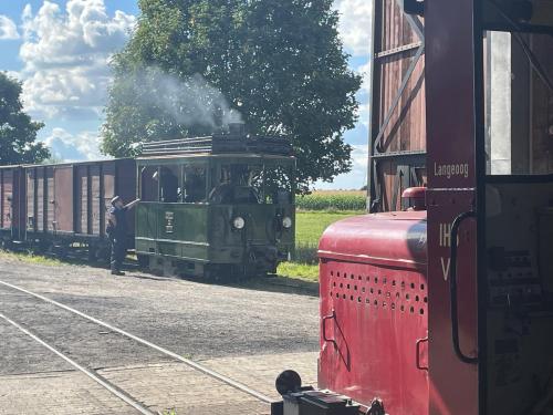 250905 RUR mit Güterzug