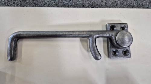 20251127 Zweifingerhaken getrommelt SKB143 121522